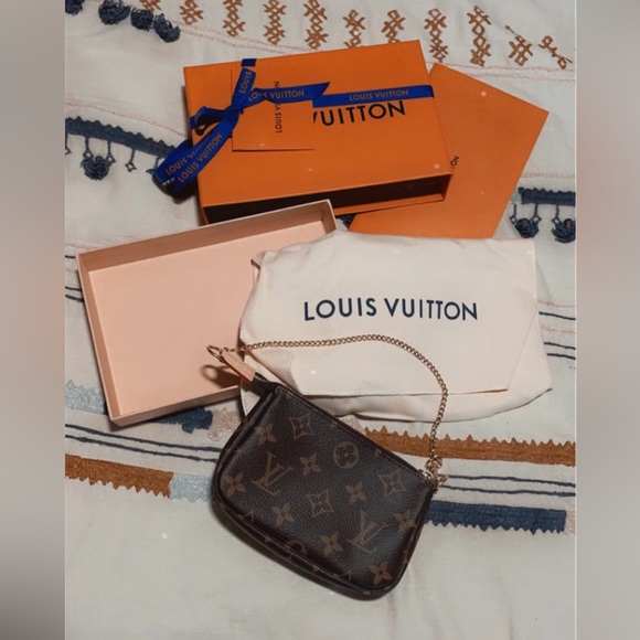 100% Authentic! LV Monogram Mini Pochette Bag w/ Box, & Dustbag Made in France - Picture 4 of 13